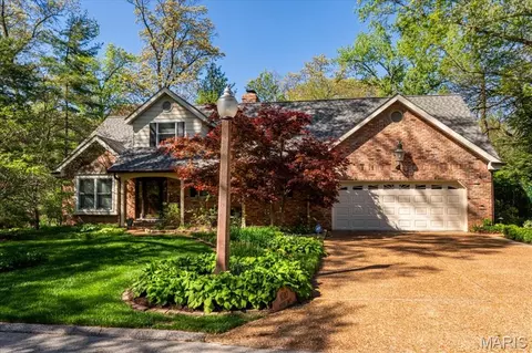 1010 Robert Dr, Godfrey, IL 62035