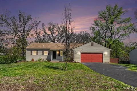 915 Coronet Dr, Ballwin, MO 63011