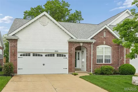 8923 Hilltop Manor Dr, Saint Louis, MO 63132