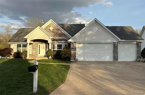 819 Hidden Spring Dr, Saint Charles, MO 63304