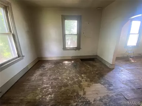 Living - 6213 Westerhoff Ave, Saint Louis, MO 63121 photo 2 of 3