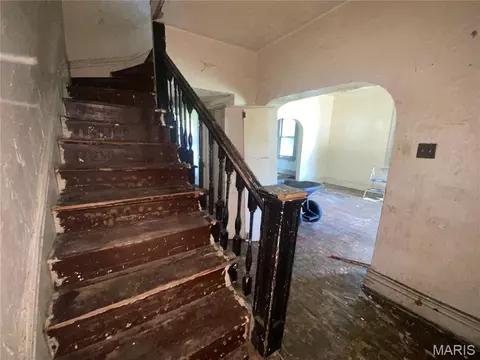 Entry Way - 6213 Westerhoff Ave, Saint Louis, MO 63121 photo 1 of 4