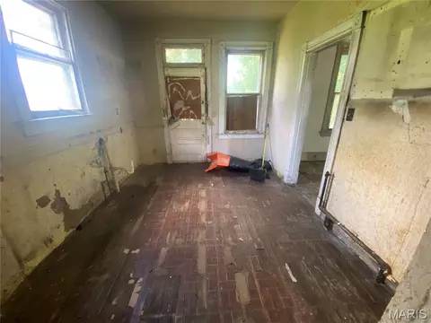 Entry Way - 6213 Westerhoff Ave, Saint Louis, MO 63121 photo 2 of 4