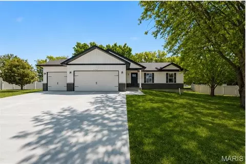 400 Chantilly Ct, Warrenton, MO 63383
