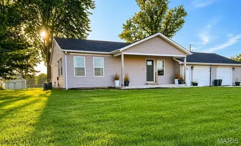 415 Summerfield Rd, Saint Jacob, IL 62281