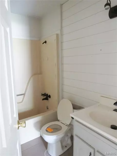 Bath - 1140 Sycamore Ln, Saint Clair, MO 63077 photo 2 of 3