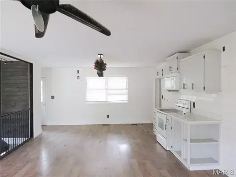 Living - 1140 Sycamore Ln, Saint Clair, MO 63077 photo 2 of 5