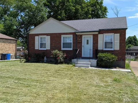20 Derhake Rd, Florissant, MO 63031