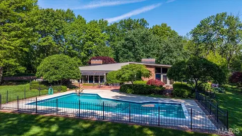 50 Creekwood Ln, Saint Louis, MO 63124