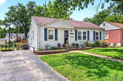 10338 Saint Henry Ln, Saint Ann, MO 63074