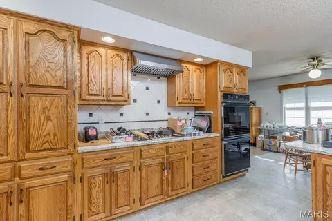 Kitchen - 17140 Lemming Ln, Saint Robert, MO 65584 photo 3 of 3