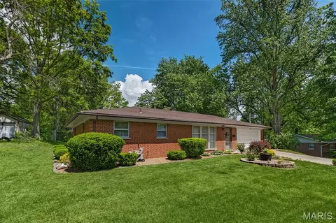 Exterior - 156 Crest Haven Dr, Belleville, IL 62221 photo 2 of 8