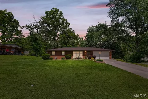 Exterior - 156 Crest Haven Dr, Belleville, IL 62221 photo 3 of 8