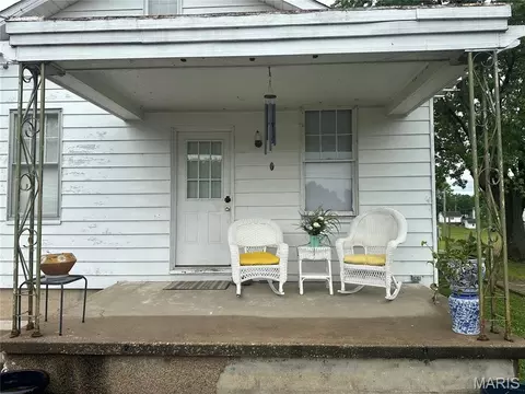 Exterior - 104 W Jasper St, Steeleville, IL 62288 photo 2 of 3