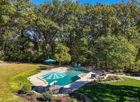 73 Overhills Dr, Ladue, MO 63124