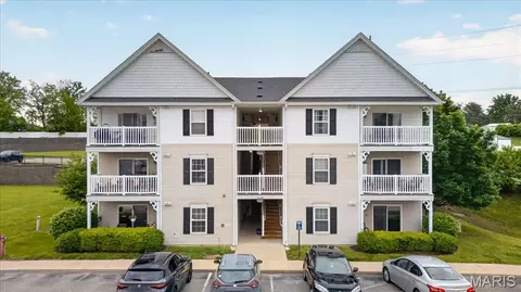 2430 Tellicherry Dr #100D, Mehlville, MO 63125