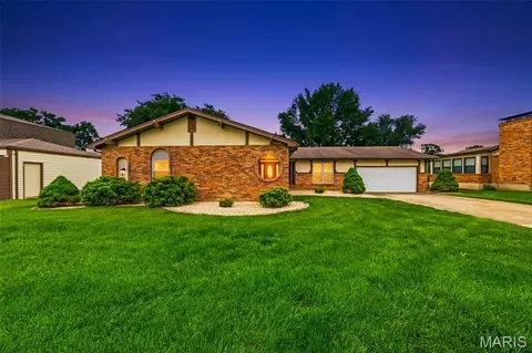 8 Lake Hill Dr, Saint Peters, MO 63376