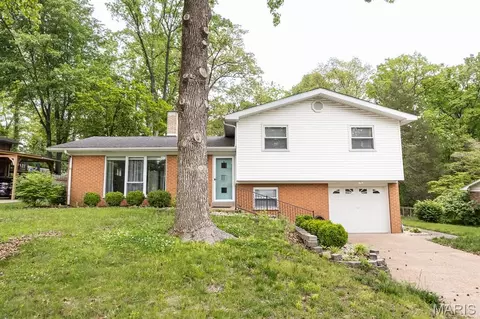 28 Berkshire Dr, Belleville, IL 62223