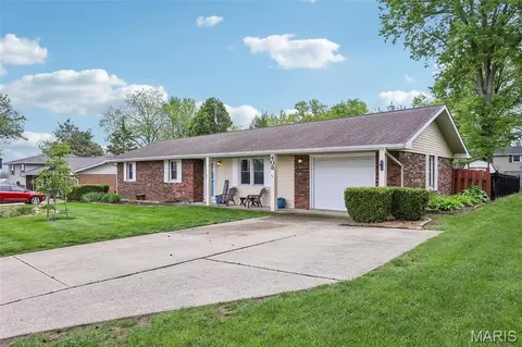 408 Parkview Dr, Lebanon, IL 62254