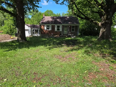 10025 Knollcrest Dr, Jennings, MO 63136