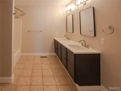 Bath - 3 Oak Mill Ct, Imperial, MO 63052 photo 2 of 4