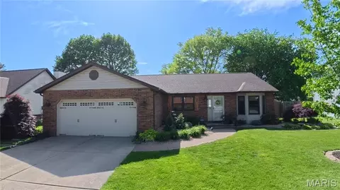 3921 Whitfield Dr, Swansea, IL 62226