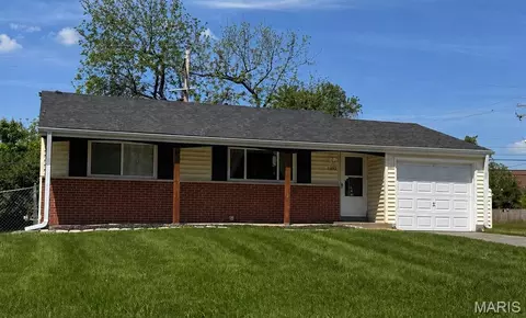 11093 Saturn Dr, Maryland Heights, MO 63043