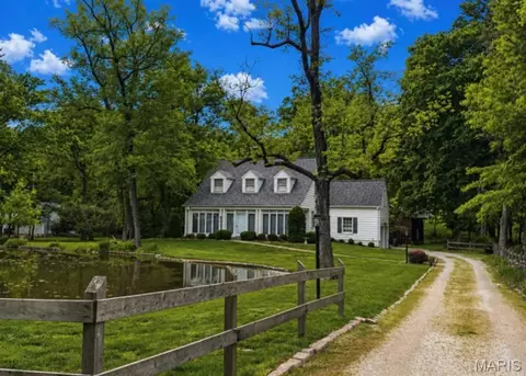 31 Orchard Ln, Kirkwood, MO 63122