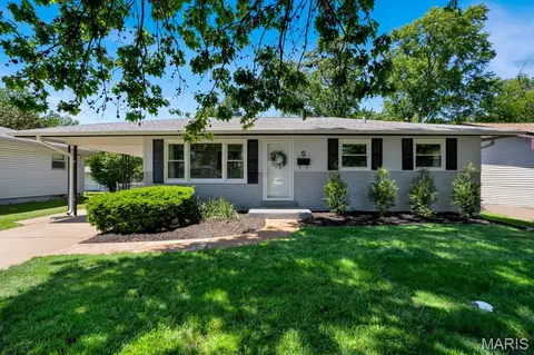 5 Manor Dr, Florissant, MO 63031