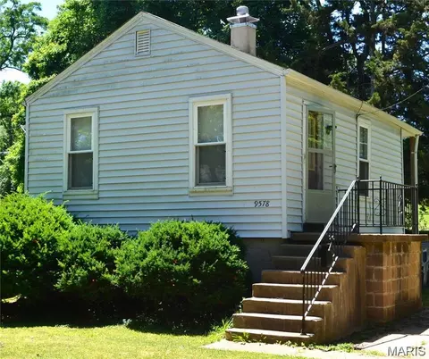 9578 Breckenridge Rd, Breckenridge Hills, MO 63114