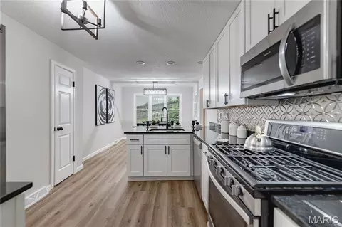 Kitchen - 415 Montbrook Dr, O'fallon, MO 63366 photo 4 of 5