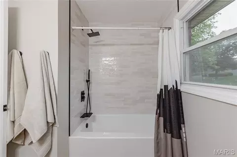 Bath - 415 Montbrook Dr, O'fallon, MO 63366 photo 2 of 5