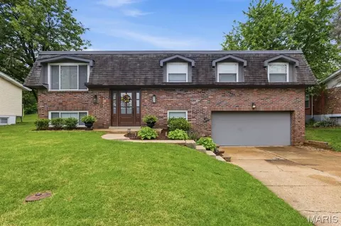 11260 Claywood Dr, Saint Louis, MO 63126