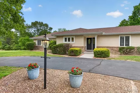 18506 Royal Dr, Warrenton, MO 63383