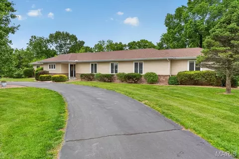 18506 Royal Dr, Warrenton, MO 63383