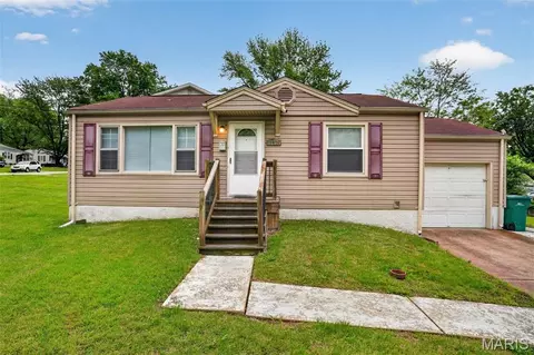 10428 Ashbrook Dr, Saint Louis, MO 63137