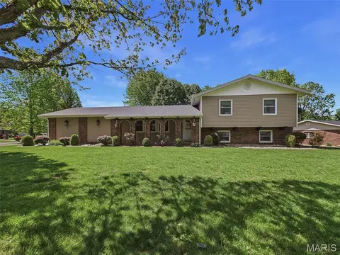 38 Cardinal Ln, Highland, IL 62249