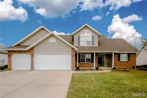 7513 Stonebridge Golf Dr, Maryville, IL 62062