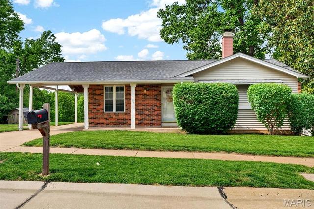 1001 Dorne Dr, Manchester, MO 63021