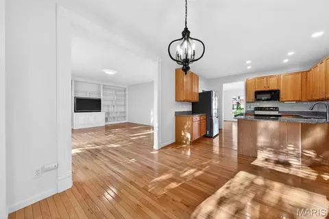 Living - 23 Bridgeway Ct, O'fallon, MO 63368 photo 5 of 11