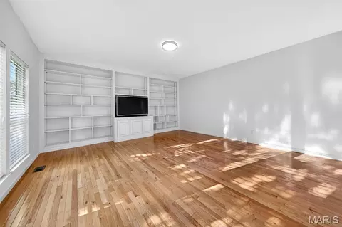 Living - 23 Bridgeway Ct, O'fallon, MO 63368 photo 7 of 11