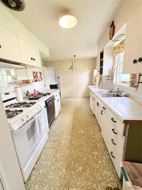 Kitchen - 6 Elm Tree Terrace Ter, Mexico, MO 65265 photo 2 of 2