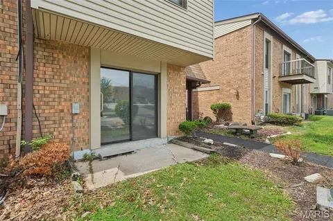 1279 Guelbreth Ln #207, Saint Louis, MO 63146