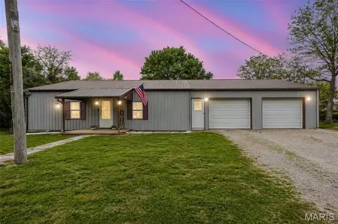 305 E North St, Mulberry Grove, IL 62262