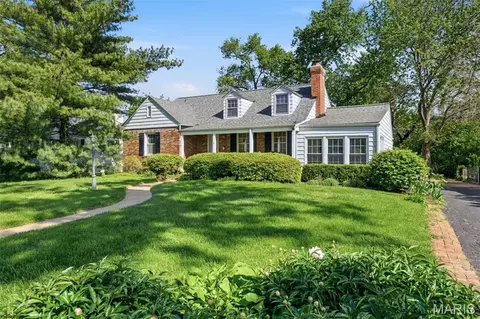 9 Berry Wood Dr, Glendale, MO 63122