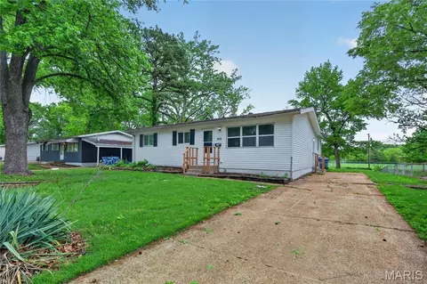 1012 Forestwood Dr, Saint Louis, MO 63135