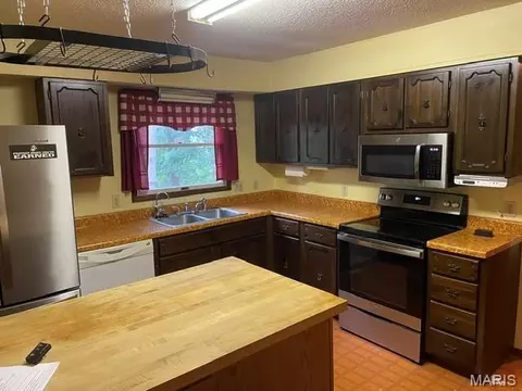 Kitchen - 89 Zips Rd, Hawk Point, MO 63349 photo 2 of 2