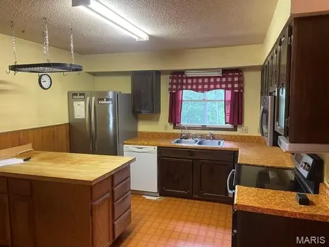 Kitchen - 89 Zips Rd, Hawk Point, MO 63349 photo 1 of 2