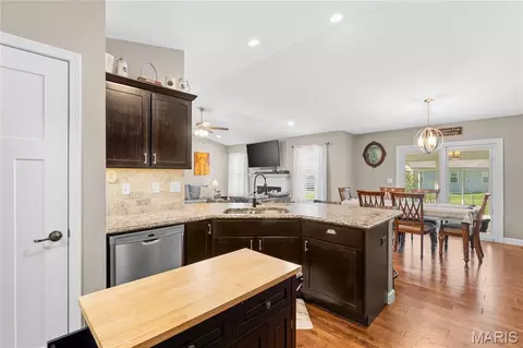 Kitchen - 660 Willowbrook Way, O'fallon, IL 62269 photo 4 of 5