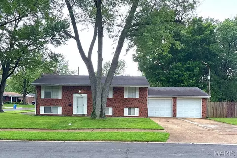 1460 Fox Run Dr, Florissant, MO 63033